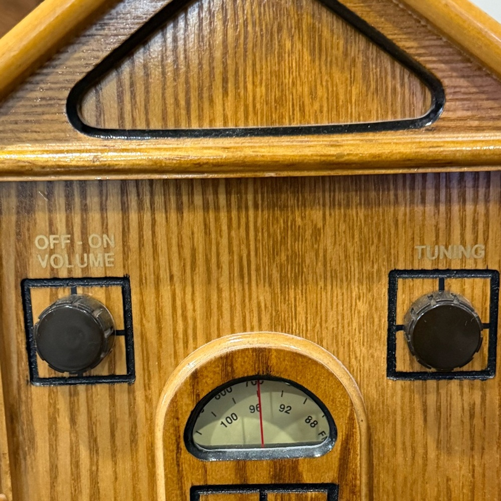 Vintage 1998 Wooden Log Cabin Style House Radio…Works! - Picture 9 of 9